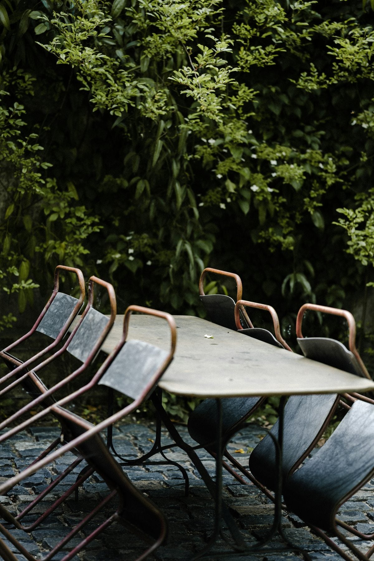 Elegante outdoor dining set op een terras in Italiaanse stijl