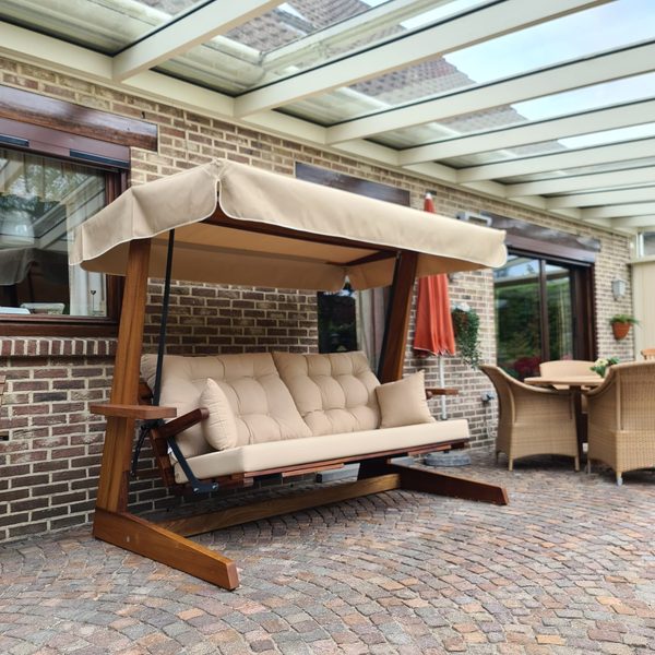Luxe schommelbank op terras in Amsterdam