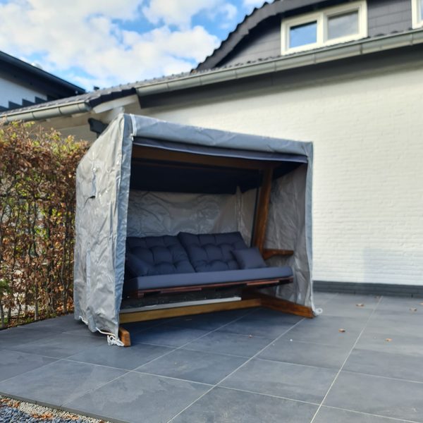 Schommelbank in weelderige tuin in Den Haag