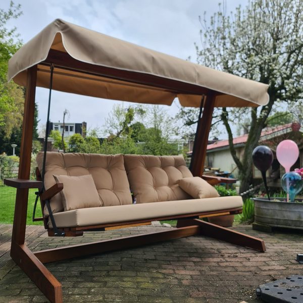 Schommelbank van Marianne in haar achtertuin in Breda